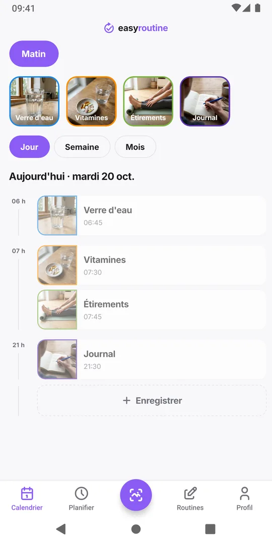 Vue jour d'une routine du matin dans EasyRoutine avec des entrées pour l'eau, les vitamines et les étirements sur une frise, et le bouton Enregistrer en bas du jour