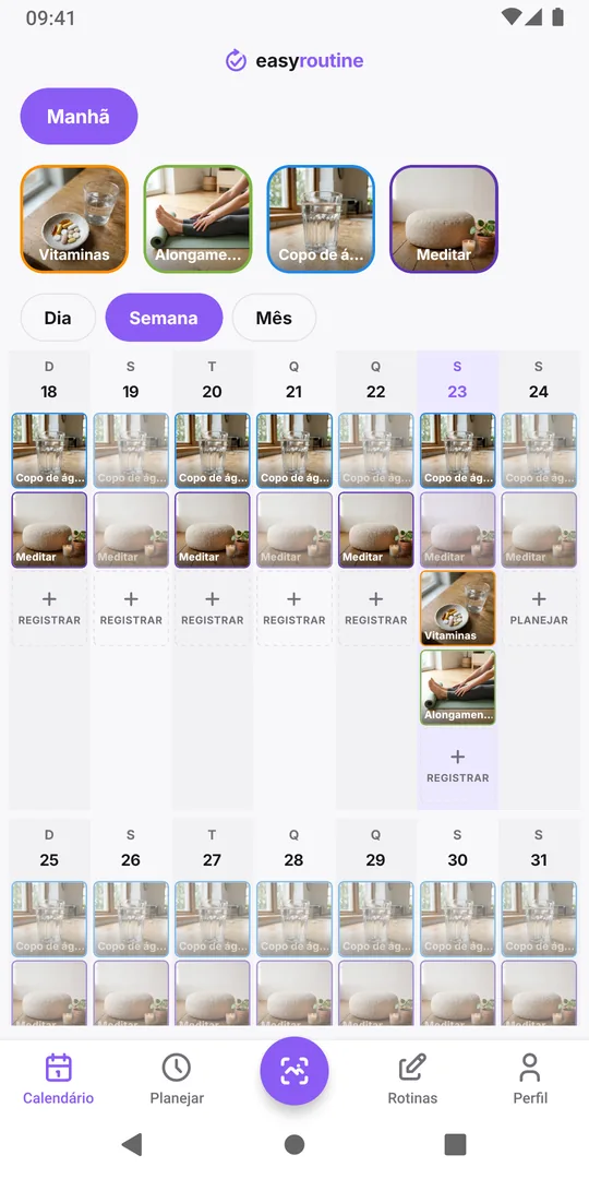 A visualização Semana do EasyRoutine com os dois novos registros como blocos com foto na coluna de hoje