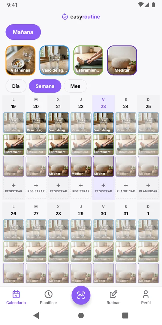 La pestaña Calendario de EasyRoutine con el botón redondo Registrar con foto IA en el centro de la barra inferior