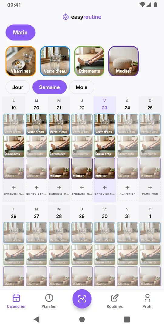 L'onglet Calendrier d'EasyRoutine avec le bouton rond Enregistrer par photo IA au milieu de la barre du bas