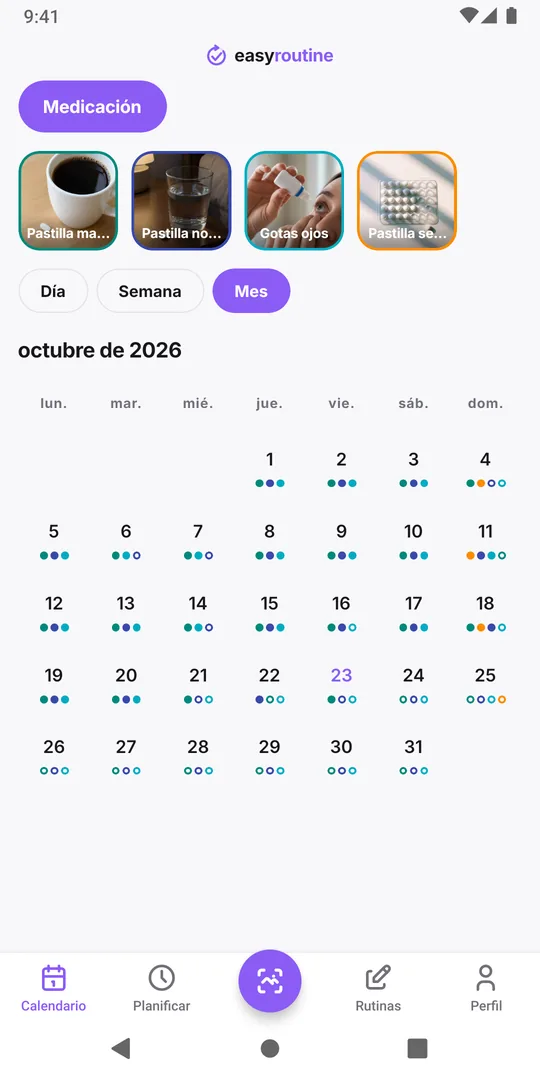 Vista de mes de EasyRoutine de la rutina Medicación con puntos de color de las tomas registradas casi todos los días y puntos atenuados en los pocos días pasados en que una toma planificada no se registró