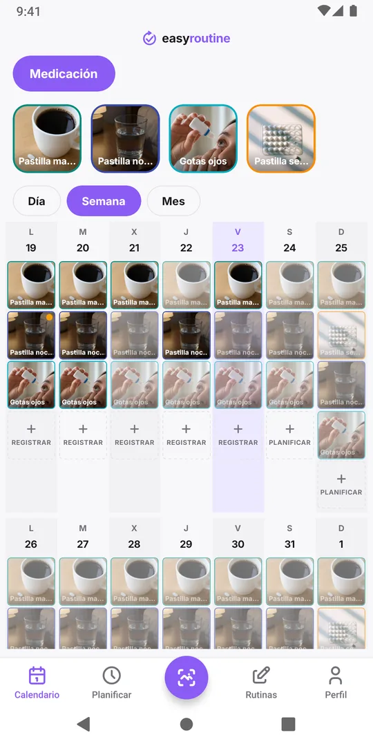 Vista de semana de EasyRoutine de una rutina Medicación: pastillas de mañana y de noche registradas como entradas de color llenas casi todos los días, con una entrada de noche atenuada en un día pasado en que esa toma no se registró