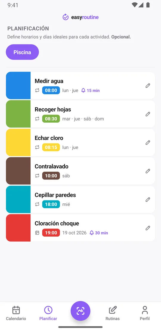 Pestaña Planificar de EasyRoutine con las tareas de la piscina y sus horarios: medir agua lunes y jueves con campana de recordatorio, recoger hojas cuatro días por semana, echar cloro lunes y jueves, contralavado el sábado, cepillar paredes el miércoles y cloración choque en su próxima fecha suelta, también con campana