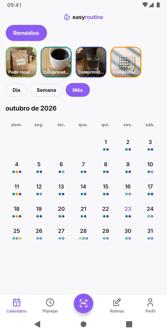 Visualização de mês do EasyRoutine da rotina Remédios com pontos das doses diárias na maioria dos dias e uma entrada Pedir receita mais ou menos a cada quatro semanas