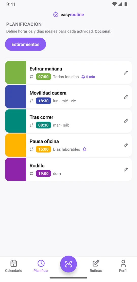 Pestaña Planificar de EasyRoutine con las actividades de estiramiento y sus días y horas: estirar mañana a diario a las 7:00 y pausa oficina de lunes a viernes a las 15:00, ambas con campana de recordatorio, movilidad cadera lunes, miércoles y viernes, tras correr martes y sábado, rodillo el domingo